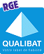 Logo de certification Qualibat RGE, fond bleu avec pyramide bicolore blanche et bleue claire. Texte ‘QUALIBAT’ et ‘Votre label de fiabilité’.